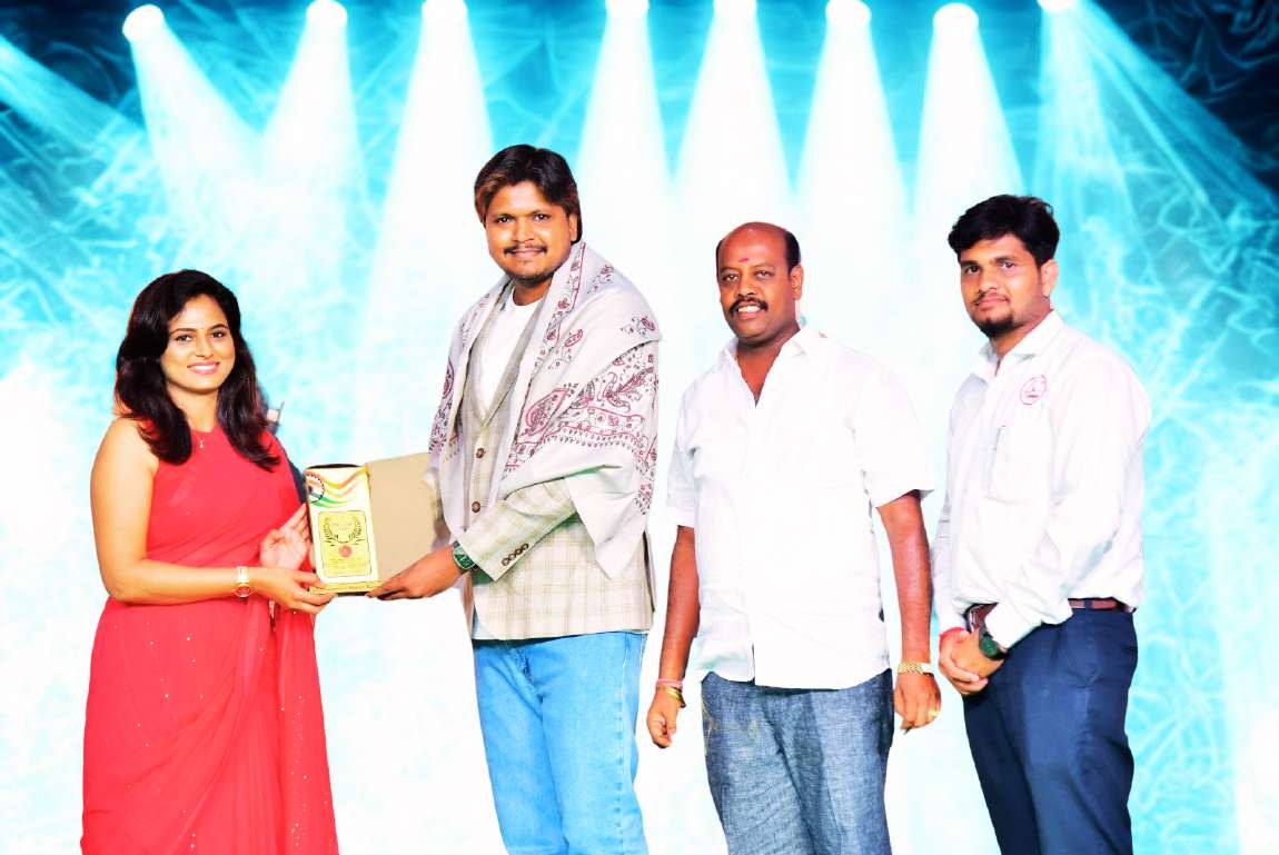 Bhuvan S. Ramani receiving the 2024 Emerging Construction Company award for B1 Bouwers India, Hosur